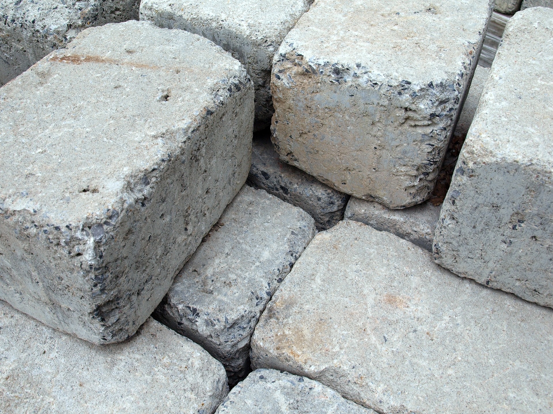 “かたい”石材を加工する「石工事業」で多く起こる労災事故から身を守る方法とは